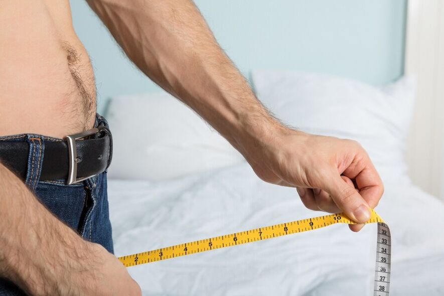 Mladý muž si meria dĺžku svojho penisu